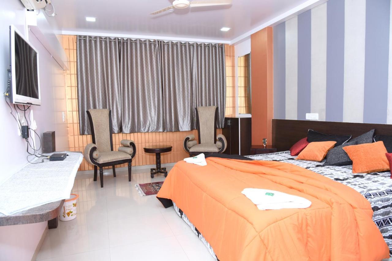 Oyo 67509 Hotel Tukson Narayangaon Exterior foto